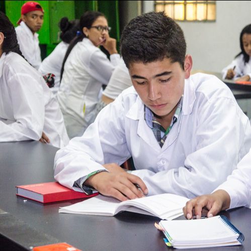 Estudiantes en prácticas de laboratorio